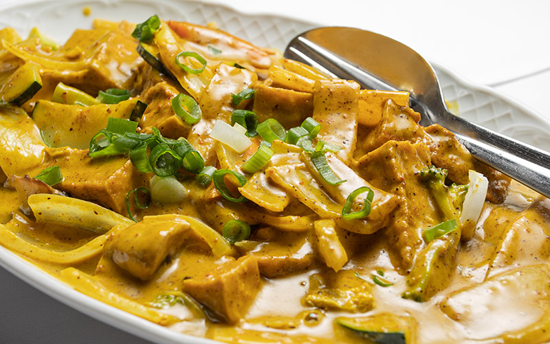 Chinesisches Essen: Tofu mit gelbem Thai-Curry